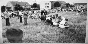 Tauziehen auf dem alten Sportplatz