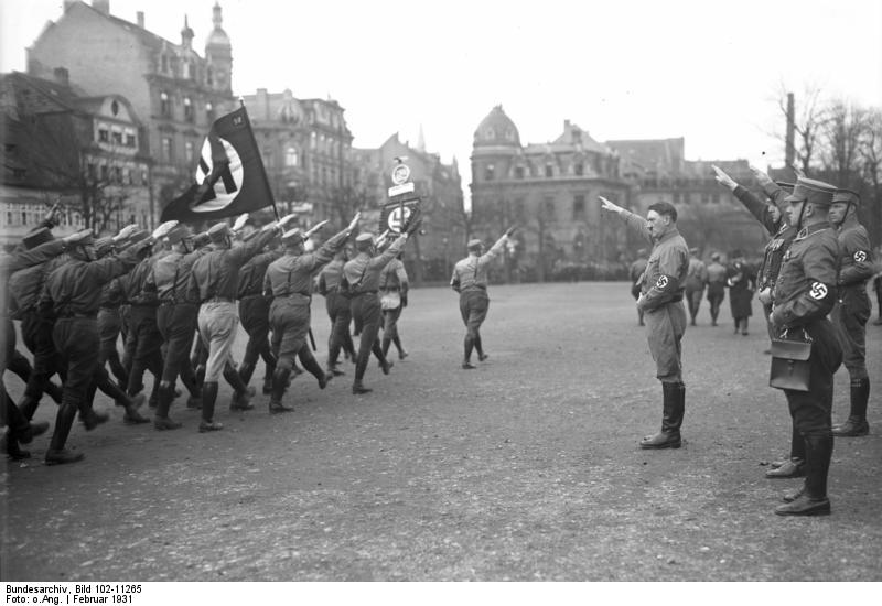 Bundesarchiv_Bild_102_11265_Braunschweig_NS_Gautreffen_mit_Adolf_Hitler.jpg